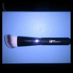 BRAND NEW IT COSMETICS HEAVENLY LUXE BRUSH